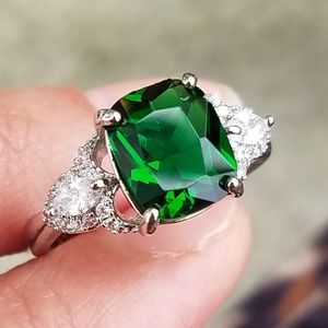 Beautiful 925 silver emerald ring size 8
